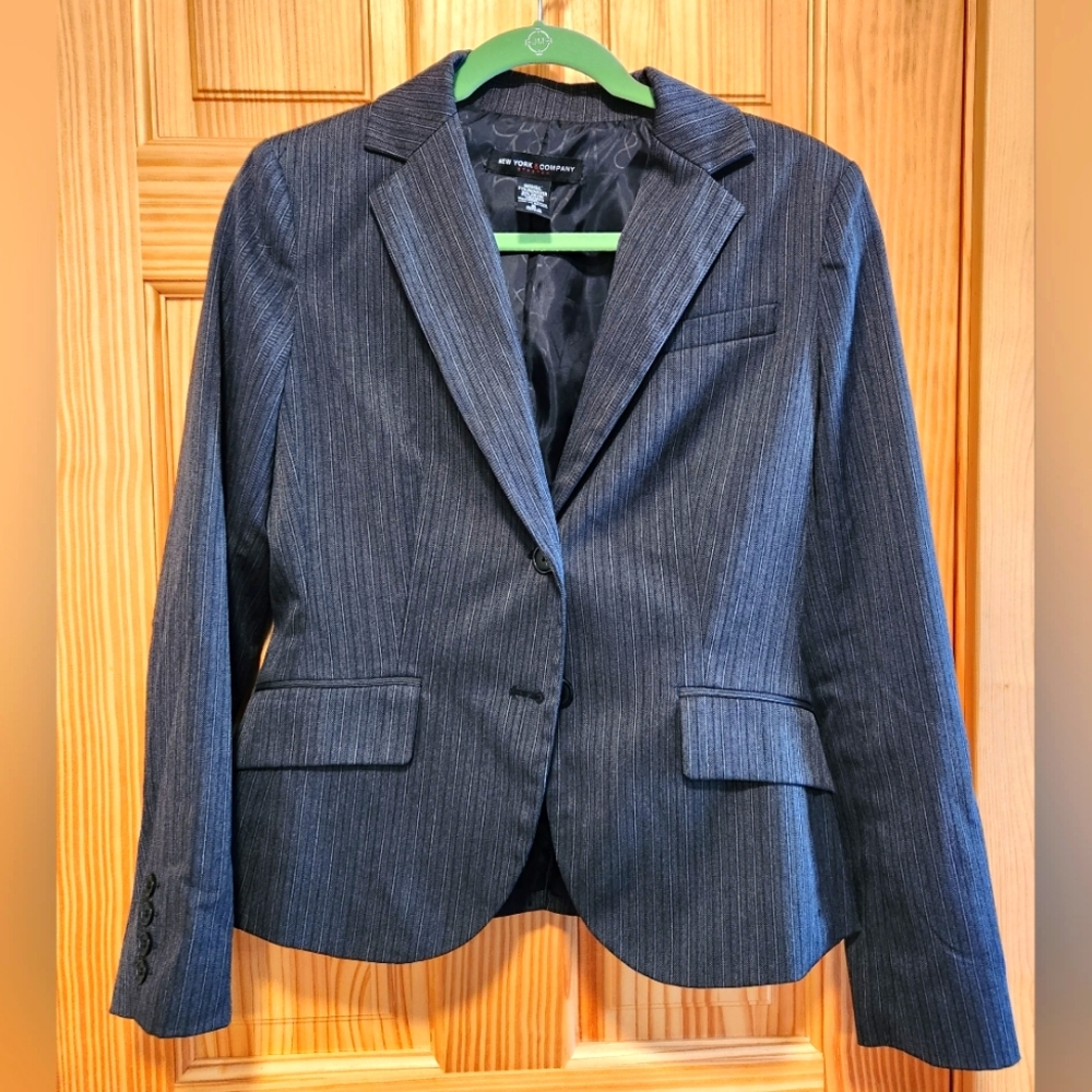 New York & Company 3 PC. Suit. New without tags. Striped. Size 6.